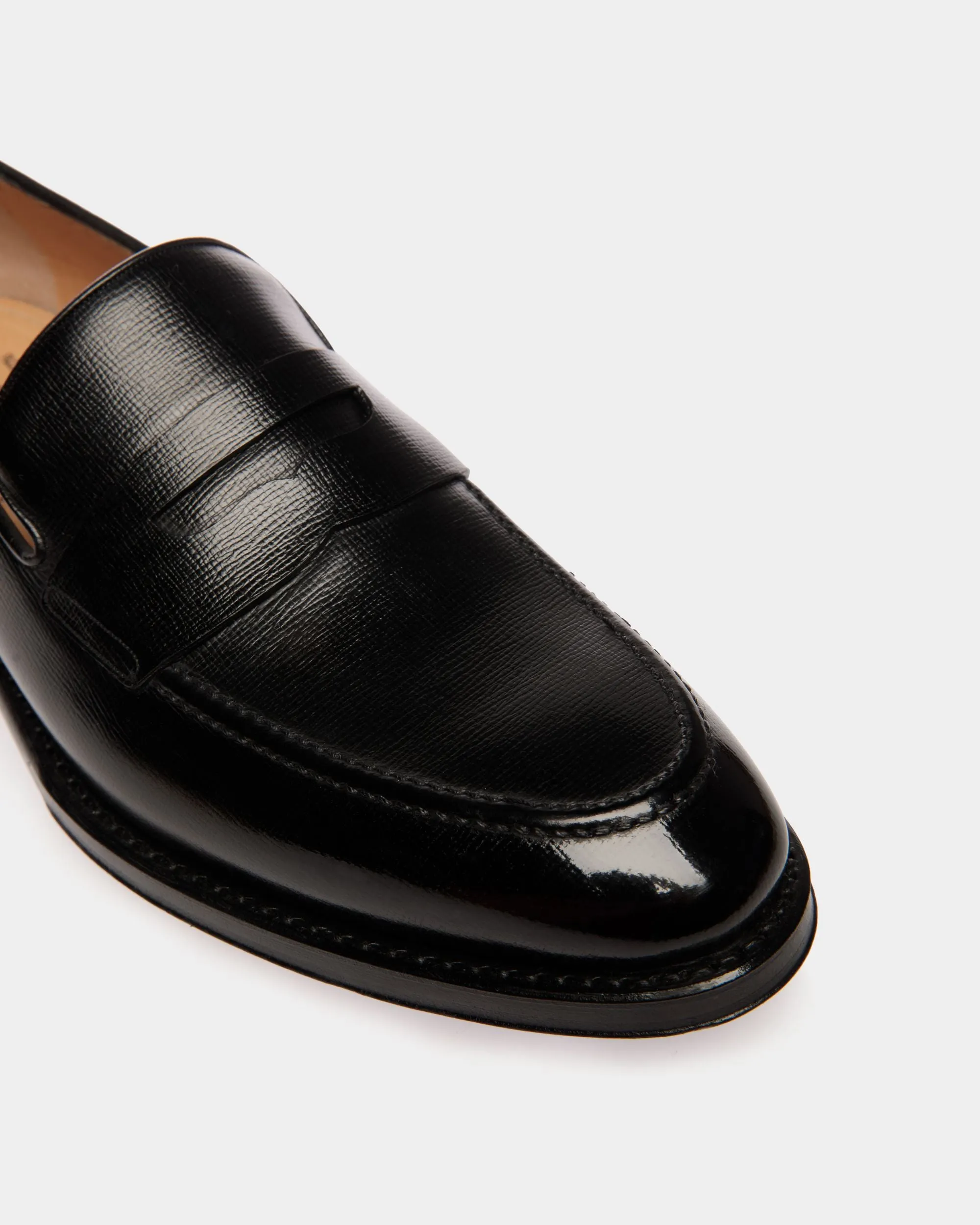 Scribe Un Loafer in Black Grained Leather