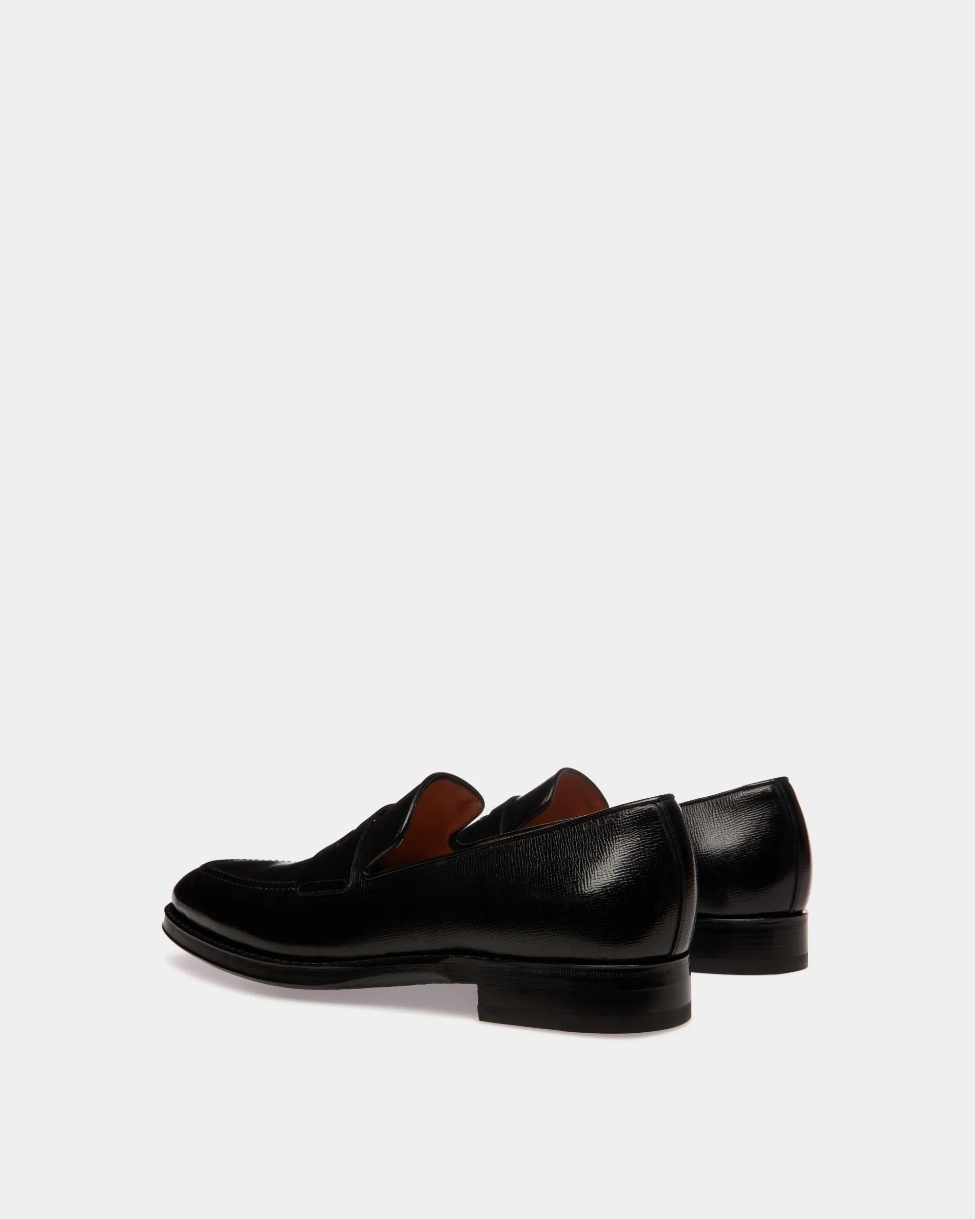 Scribe Un Loafer in Black Grained Leather
