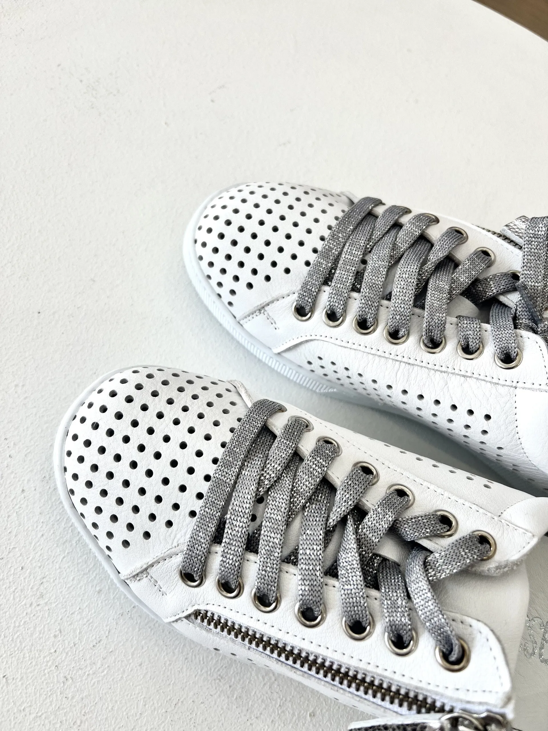 TEMPLE LEATHER TRAINER || WHITE/SILVER